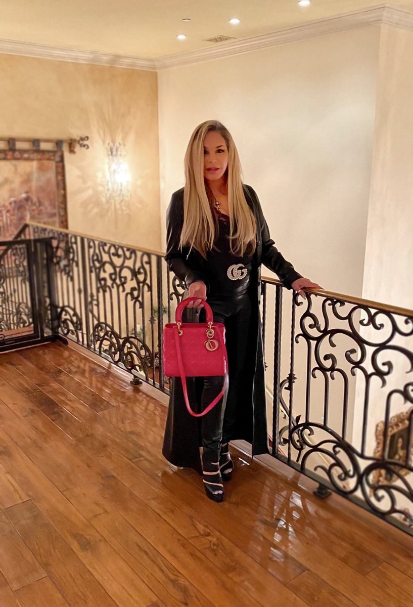 AdrienneMaloof's tweet photo. Heading out for dinner @TheMaybourneBH ✨What are your plans for the weekend? #Maybourne #BeverlyHills #DinnerWithFriends https://t.co/PpCKg7vh8J