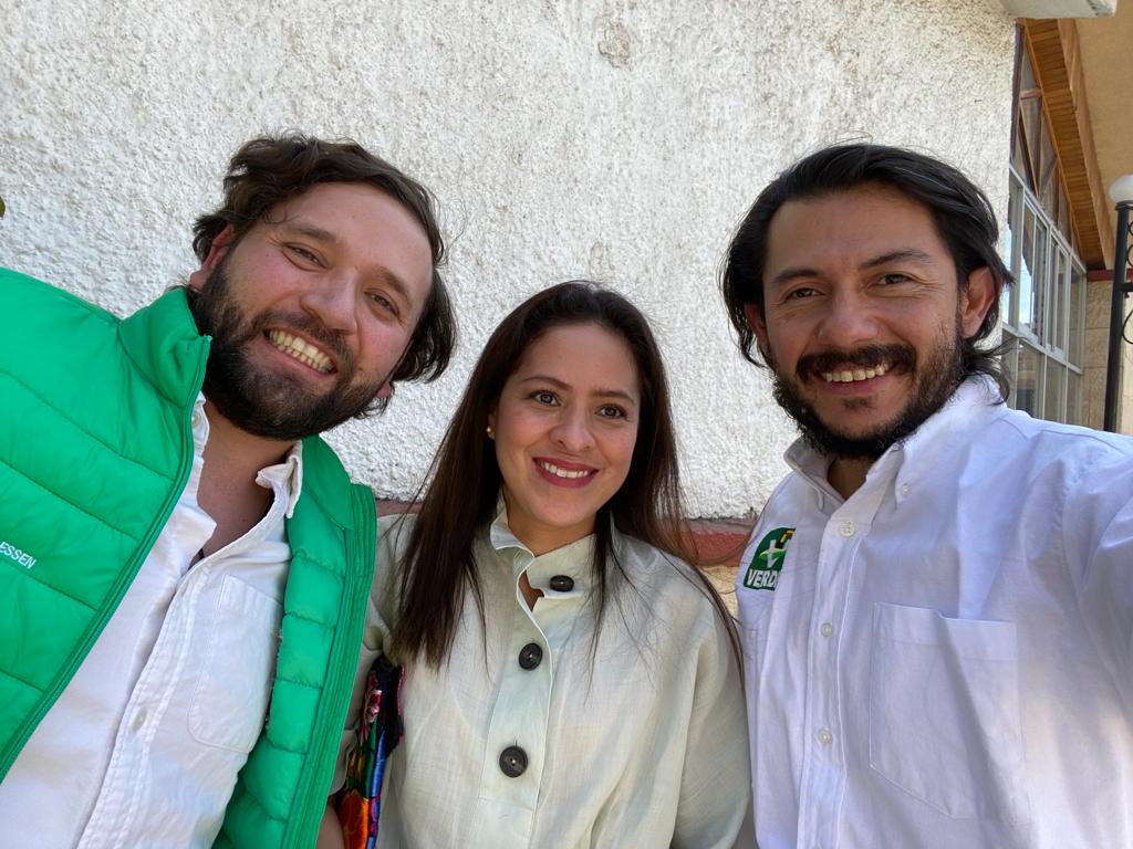 Marcelo_RuizS's tweet photo. Saludos con mucho Cariño desde la hermosa Ciudad de Oaxaca, con nuestra gran Dirigente Nacional del @partidoverdemex @karencastrejont y mi amigo y Dirigente Estatal de @PVEMOax @PepeEstefanG
#SerVerde es Seguir Trabajando por Mexico! https://t.co/4deOWukHrn