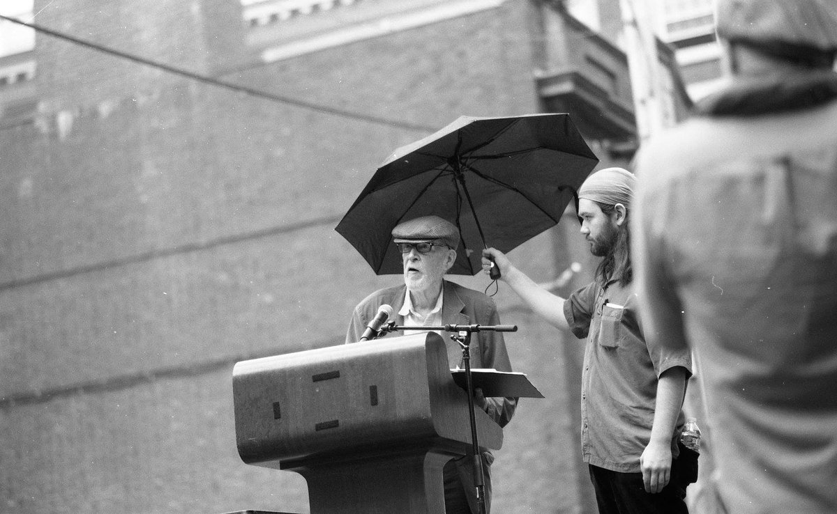 Grolier_Poetry's tweet photo. Happy birthday, David Ferry! David turned 98 today.
David is an acclaimed American poet, professor, translator, and longtime friend and supporter of the Grolier. https://t.co/3Yc2Tr62k7