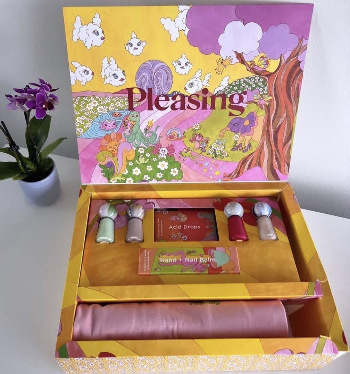 Trendmood's tweet photo. #REVEALED 🚨Here is the 2nd launch, NEW! Collection #ShroomBloom 🍄🌸😍 #Pleasing by @HarryStyles 💅🏼 
Includes:
4 #Nail Polish 💅🏼 with different finishes $20 each 
#Skincare
Acid Drops - overnight serum 
Hand + Nail Balm 
Online ➡️ March 15
📸 @srilankansunshine https://t.co/NXpdRqh5q9