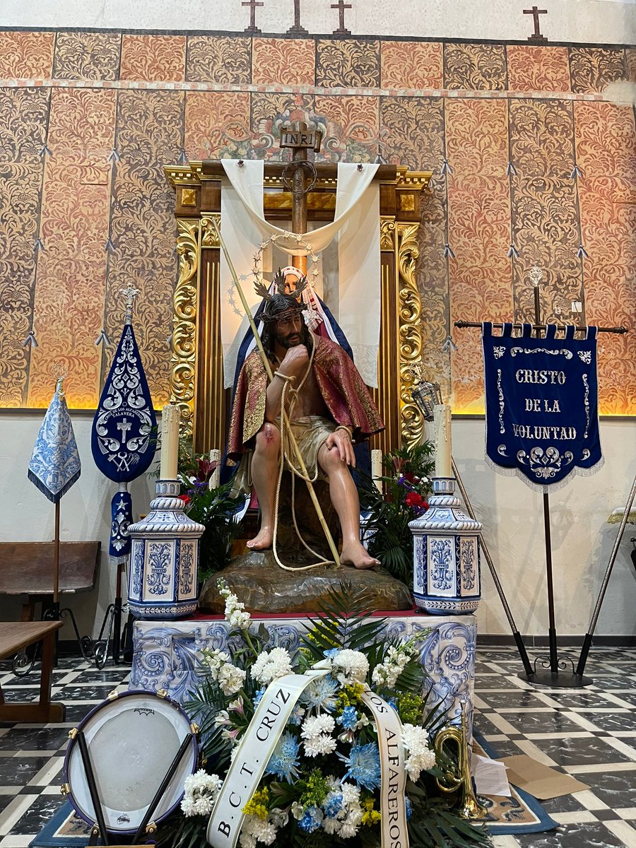 CruzAlfareros's tweet photo. En el día de hoy,  la Cofradía de la Cruz de los Alfareros  hemos realizado un acto de hermandad con celebración de la eucaristía finalizar el concierto de cuaresma.
La BCTde la Cruz de los Alfareros de Talavera  ha entregado un ramo de flores a nuestros titulares. https://t.co/rz0qE1LtZN