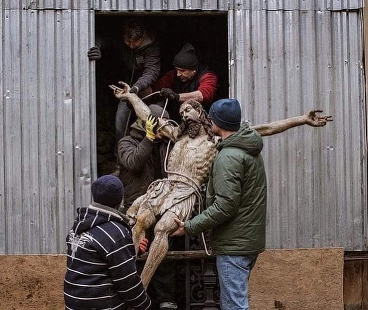 arteperea's tweet photo. Esconden la imagen del Crucificado de la Catedral Armenia de Lviv en Ucrania.  La última vez que lo hizo  fue durante la Segunda Guerra Mundial. #GuerraEnUcrania https://t.co/UiFvBMNZ7w