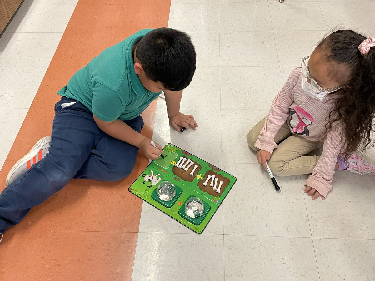 Ms_Alvarado_'s tweet photo. Como nos encanta aprendiendo sobre matemáticas y figuras 🧮🔴🟨🔺️  #handsonlearning #educacion #bilingualbrains @gretamariadame @SouthernHillsWF  @SouthernHillsWF @WFISDschools https://t.co/3L9701oEu4