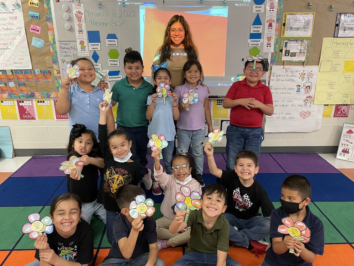 Ms_Alvarado_'s tweet photo. Como nos encanta aprendiendo sobre matemáticas y figuras 🧮🔴🟨🔺️  #handsonlearning #educacion #bilingualbrains @gretamariadame @SouthernHillsWF  @SouthernHillsWF @WFISDschools https://t.co/3L9701oEu4