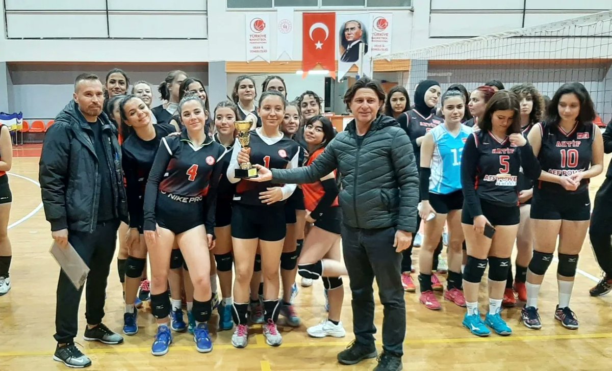 GSB_Usak's tweet photo. 2021-2022 Sezonu Yıldız Kızlar Voleybol İl Birinciliği Müsabakaları bugün oynanan maçlarla sona erdi.🏐 Kazanan takımlarımızı tebrik ediyoruz 👏👏👏
1- Aktif spor Kulübü
2- Uşak Gençlik Merkezi Spor Kulübü
3- Eşme Gençlik ve Spor Kulübü
@gencliksporbak 
@kasapoglu https://t.co/pSvK9iuGKM