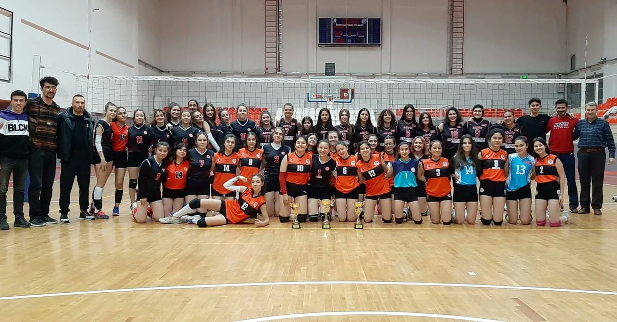 GSB_Usak's tweet photo. 2021-2022 Sezonu Yıldız Kızlar Voleybol İl Birinciliği Müsabakaları bugün oynanan maçlarla sona erdi.🏐 Kazanan takımlarımızı tebrik ediyoruz 👏👏👏
1- Aktif spor Kulübü
2- Uşak Gençlik Merkezi Spor Kulübü
3- Eşme Gençlik ve Spor Kulübü
@gencliksporbak 
@kasapoglu https://t.co/pSvK9iuGKM