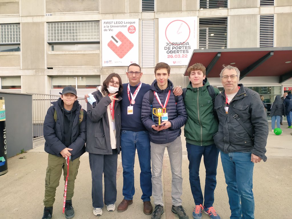 MareJaner's tweet photo. Enhorabona a tot l'equip Transporter per la vostra feina i la victòria en el projecte innovador.
Gràcies també al Toni i a en Pepe per preparar-los per aquest repte engrescador.
@MareJaner
@UVic_FEC
#FLLUVic https://t.co/DOitXGIIpC