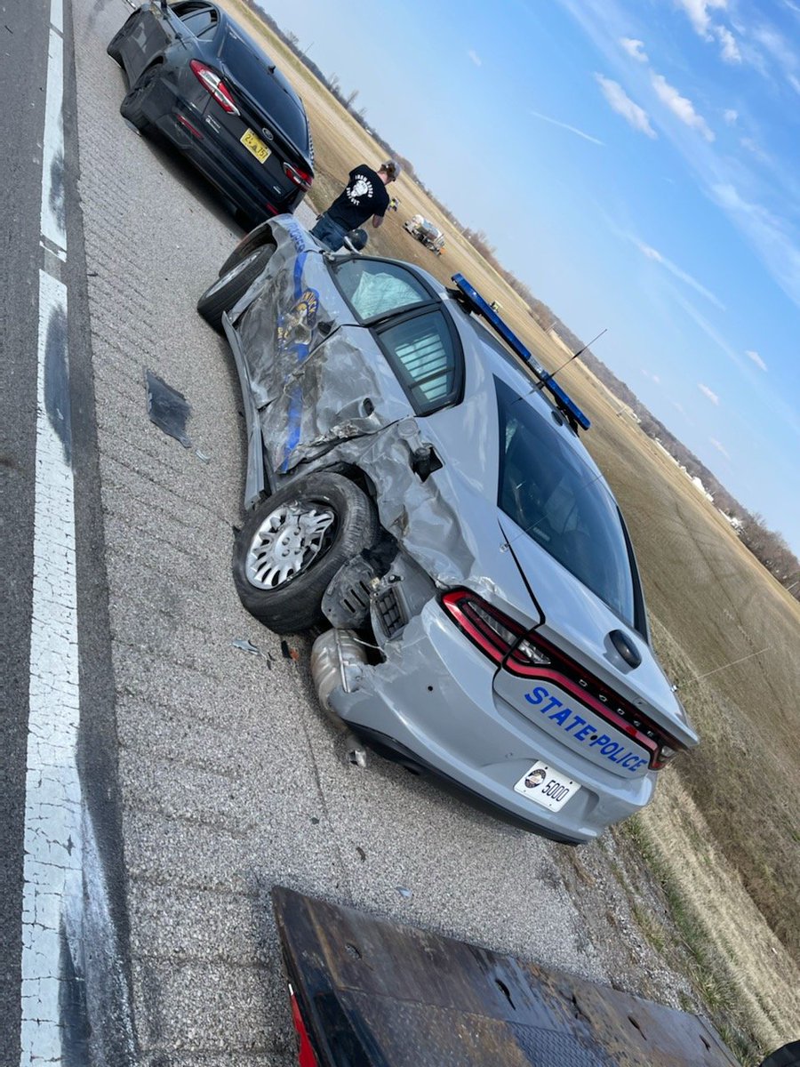 KingofKSP's tweet image. 🚨DAVIESS CO🚨

A semi just crashed into a trooper conducting a traffic stop on US 60 east of Owensboro 

Thankfully everyone is ok!

Remember, to yield to emergency vehicles by merging left or slowing down. Please watch for us bc we are counting on you!
@kystatepolice