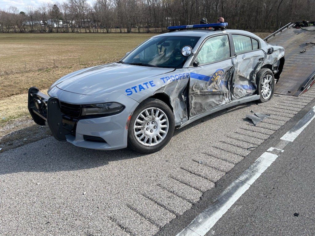 KingofKSP's tweet image. 🚨DAVIESS CO🚨

A semi just crashed into a trooper conducting a traffic stop on US 60 east of Owensboro 

Thankfully everyone is ok!

Remember, to yield to emergency vehicles by merging left or slowing down. Please watch for us bc we are counting on you!
@kystatepolice