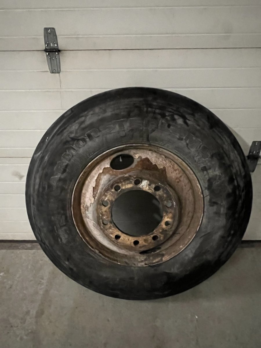 OPP_HSD's tweet photo. Yesterday at about 10pm #TorontoOPP responded to #Hwy401/Leslie after 3 vehicles were hit by a transport truck wheel. One of the vehicles was completely destroyed, fortunately no injuries.  The transport truck was never located. Any witnesses call OPP at 416-235-4981 https://t.co/Fgmm9jDZKG