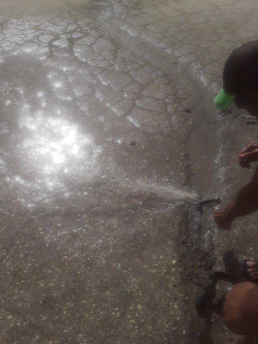 YuryCastaedaCa1's tweet photo. Sábado y nos fuimos al terreno junto a los plomeros, en calle Camino del Rastro, 4 salideros erradicados. El mejoramiento de la calidad de nuestros servicios y la situación ambiental del área son nuestras premisas. #vamospormas2022 #Eaass https://t.co/nF1sCEw4lV