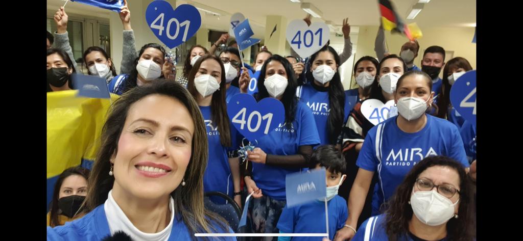 daniel_prang's tweet photo. Los #MiraistasEnAlemania nos alegramos con la visita de la candidata a la camera por el exterior @BahamonMIRA en Frankfurt. Una mujer que representa a los Colombianos en el exterior. Por eso el 7 de marzo votaremos @PartidoMIRA 401. #CatalinaDeGira https://t.co/7zqWM5O8uj