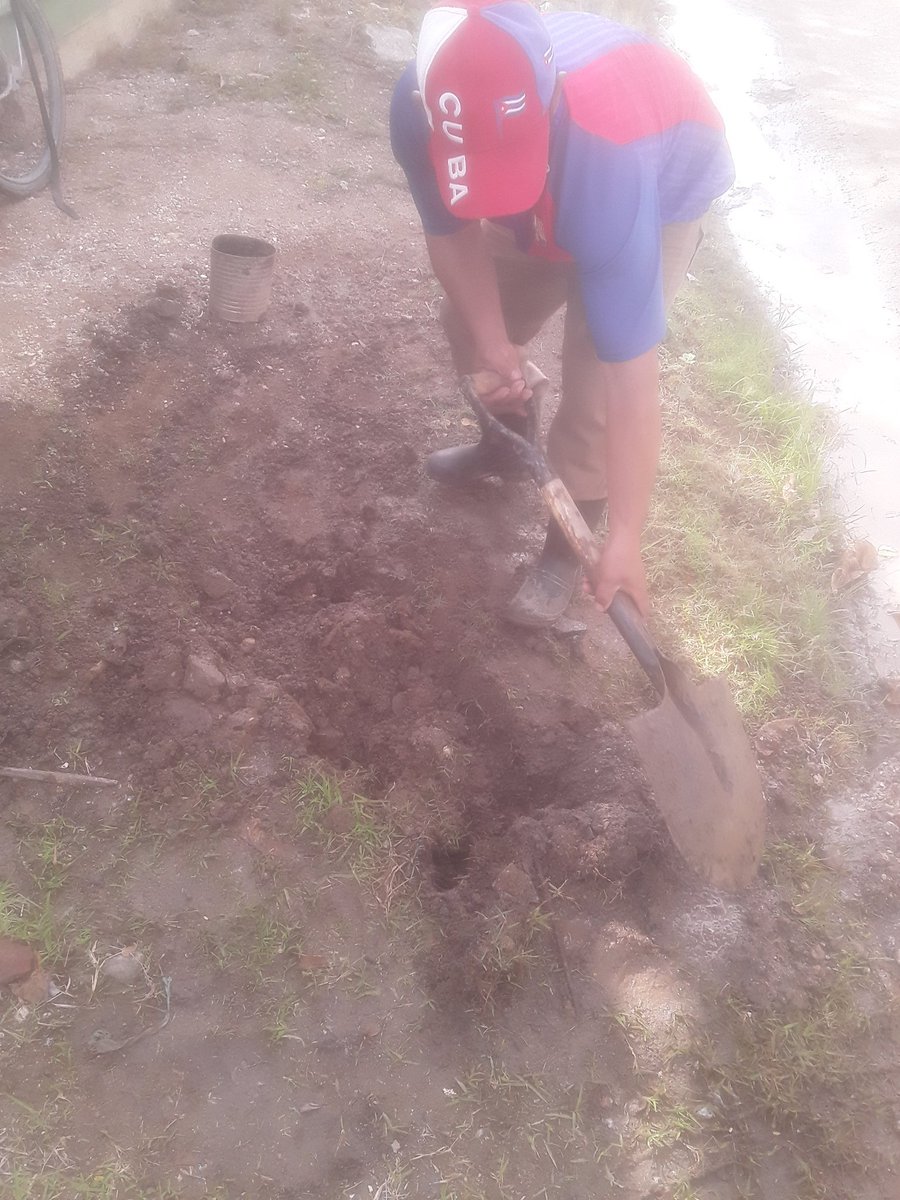 YuryCastaedaCa1's tweet photo. Sábado y nos fuimos al terreno junto a los plomeros, en calle Camino del Rastro, 4 salideros erradicados. El mejoramiento de la calidad de nuestros servicios y la situación ambiental del área son nuestras premisas. #vamospormas2022 #Eaass https://t.co/nF1sCEw4lV