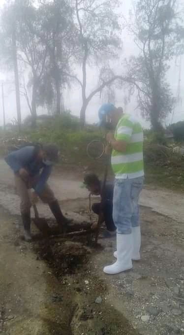 YuryCastaedaCa1's tweet photo. Sábado y nos fuimos al terreno junto a los plomeros, en calle Camino del Rastro, 4 salideros erradicados. El mejoramiento de la calidad de nuestros servicios y la situación ambiental del área son nuestras premisas. #vamospormas2022 #Eaass https://t.co/nF1sCEw4lV