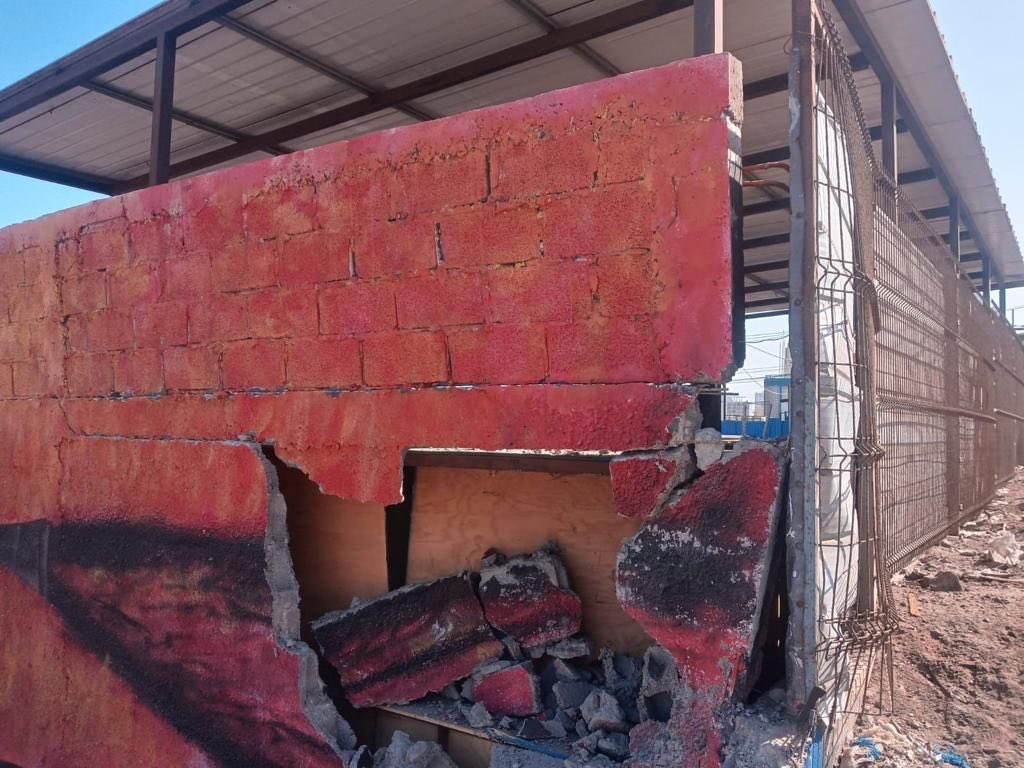 tomitron's tweet photo. 🚨🚨… Anoche vehículo rompió un muro de nuestro cuartel de bomberos..#Antofagasta  patente RK GL 33.
Aún no se hace responsable por los daños favor RT. https://t.co/Hc3TBrpnHo