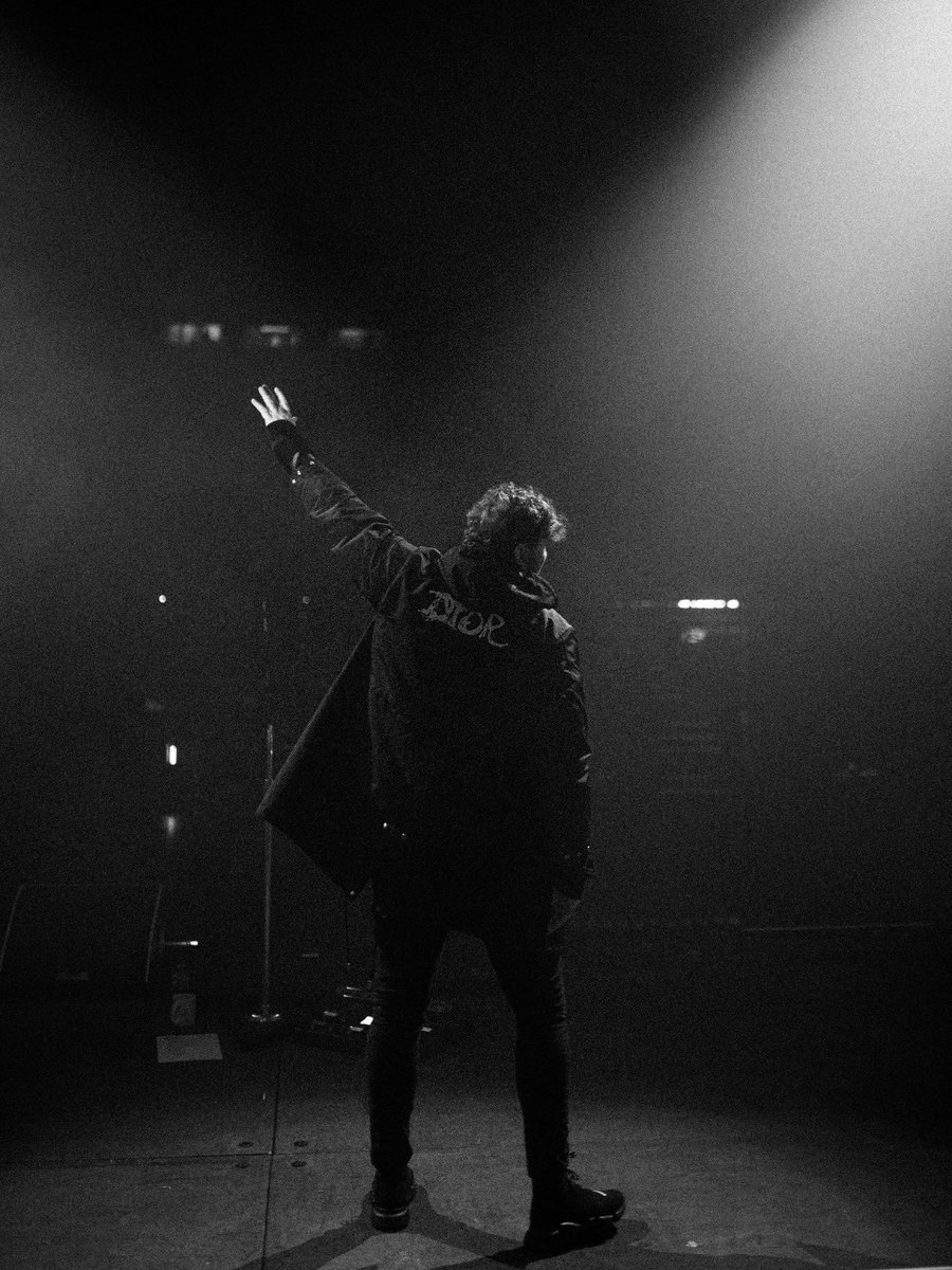 JamesArthur23's tweet photo. First day of tour let’s go! So excited to hear what you think of this new show 🙏

Photo: Oliver Kane https://t.co/hmuB3hJpld