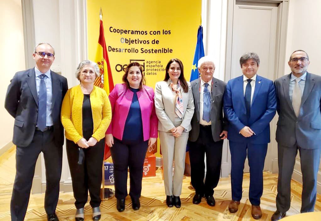 vmaino's tweet photo. Con directora @MarEspanaMarti de Agencia Española de Protección de Datos @AEPD_es trabajaremos en conjunto en promover las mejores prácticas de #UniónEuropea (@UEenEcuador) para la protección de datos, incluyendo competencias, interinstitucionales y adaptación de normas locales. https://t.co/y6guALrapF