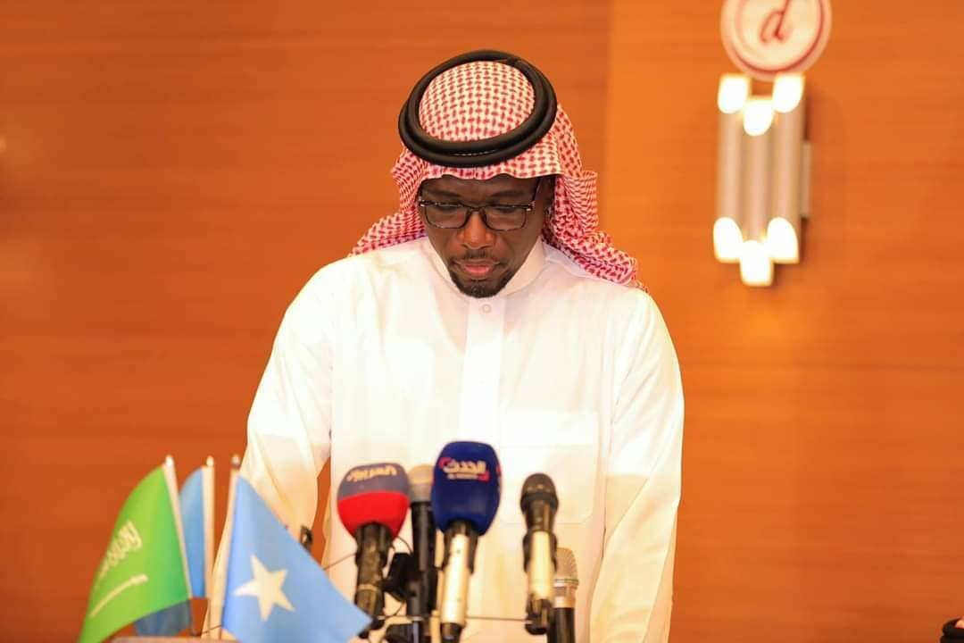 SoDMA_Somalia's tweet photo. Today The Deputy Prime Minister, @KhadarGulaid has unveiled King Salman Humanitarian Aid and Relief Center @KSRelief_EN project Support for the food program of 42,360 beneficiaries to Families effected by the #droughts  #Somalia https://t.co/gL4OlBmujl