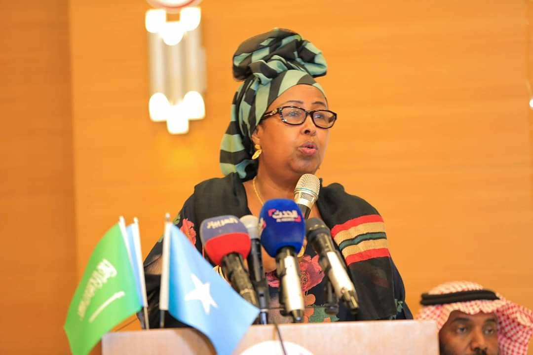 SoDMA_Somalia's tweet photo. Today The Deputy Prime Minister, @KhadarGulaid has unveiled King Salman Humanitarian Aid and Relief Center @KSRelief_EN project Support for the food program of 42,360 beneficiaries to Families effected by the #droughts  #Somalia https://t.co/gL4OlBmujl