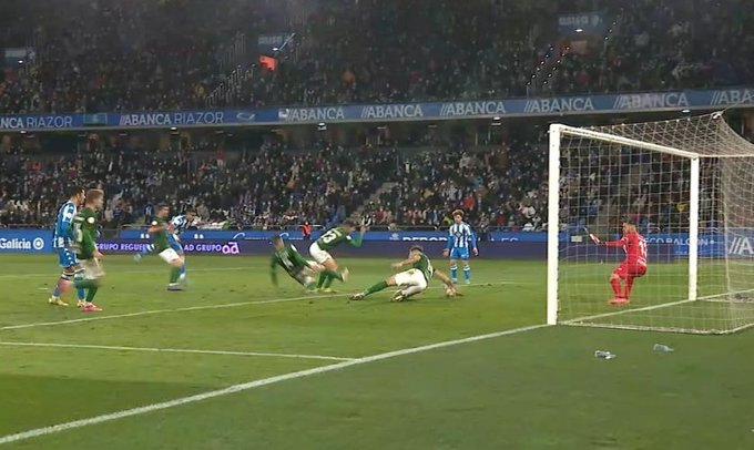 CorunaDeportiva's tweet photo. El Deportivo ha pedido penalti en esta acción. ¿Qué os parece? https://t.co/2FbvhZ7XQA