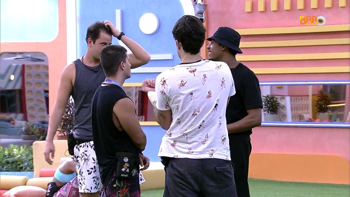 paiva's tweet photo. arthur está perguntando pra galera se ele devia ter dado o monstro pra jade e fuder a xepa e se queimar com a casa inteira ou normal
gustavo disse que tem comida suficiente na xepa e não tem isso de certo e errado, lucas diz que faria a mesma coisa que o arthur #bbb22 https://t.co/hEqKAZCF9L