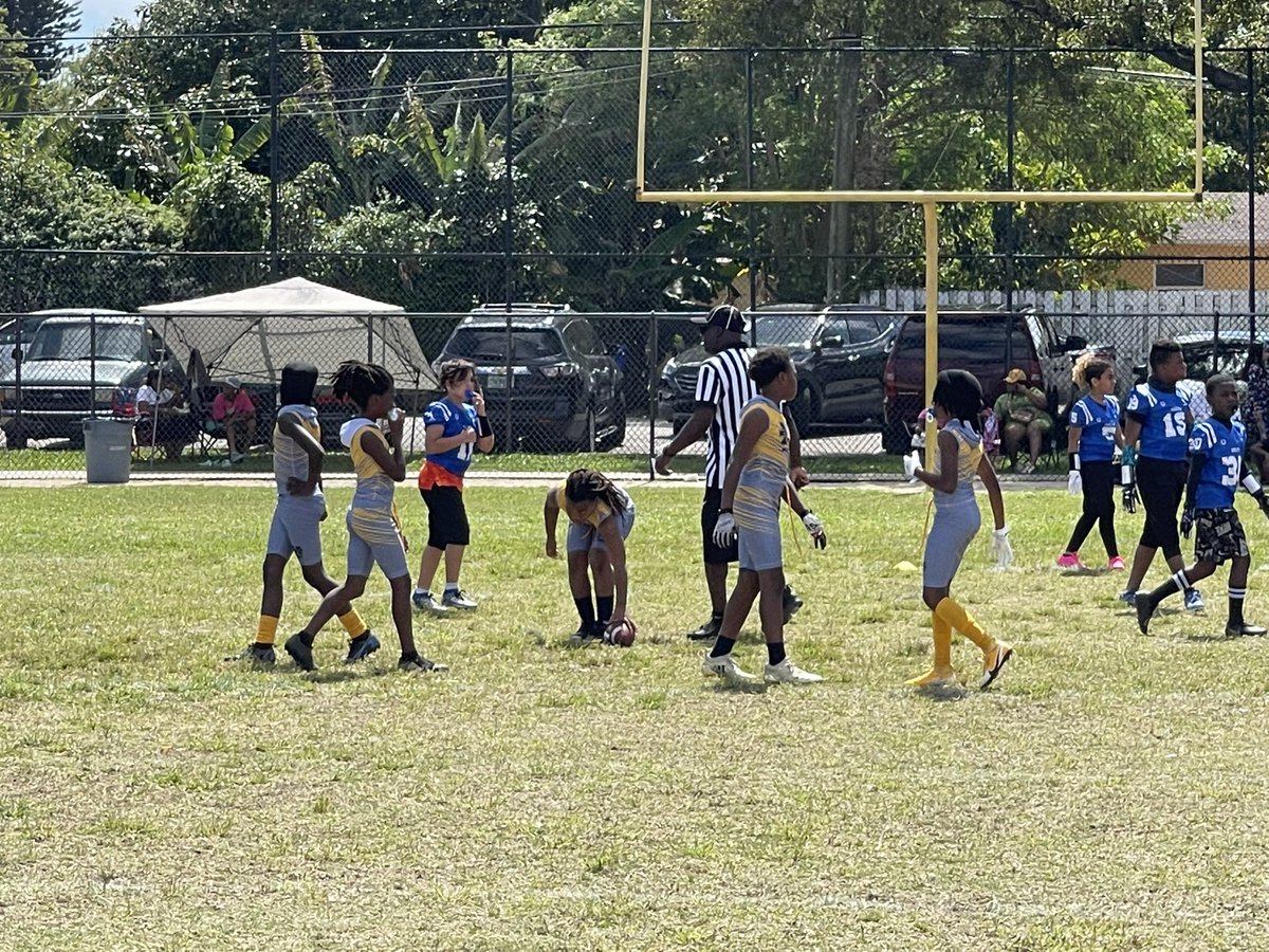 MPD_PAL's tweet photo. Another beautiful day for football 🏈 @CityofMiami @Nationalpal #305Day  #miami https://t.co/o4WdEKksrQ