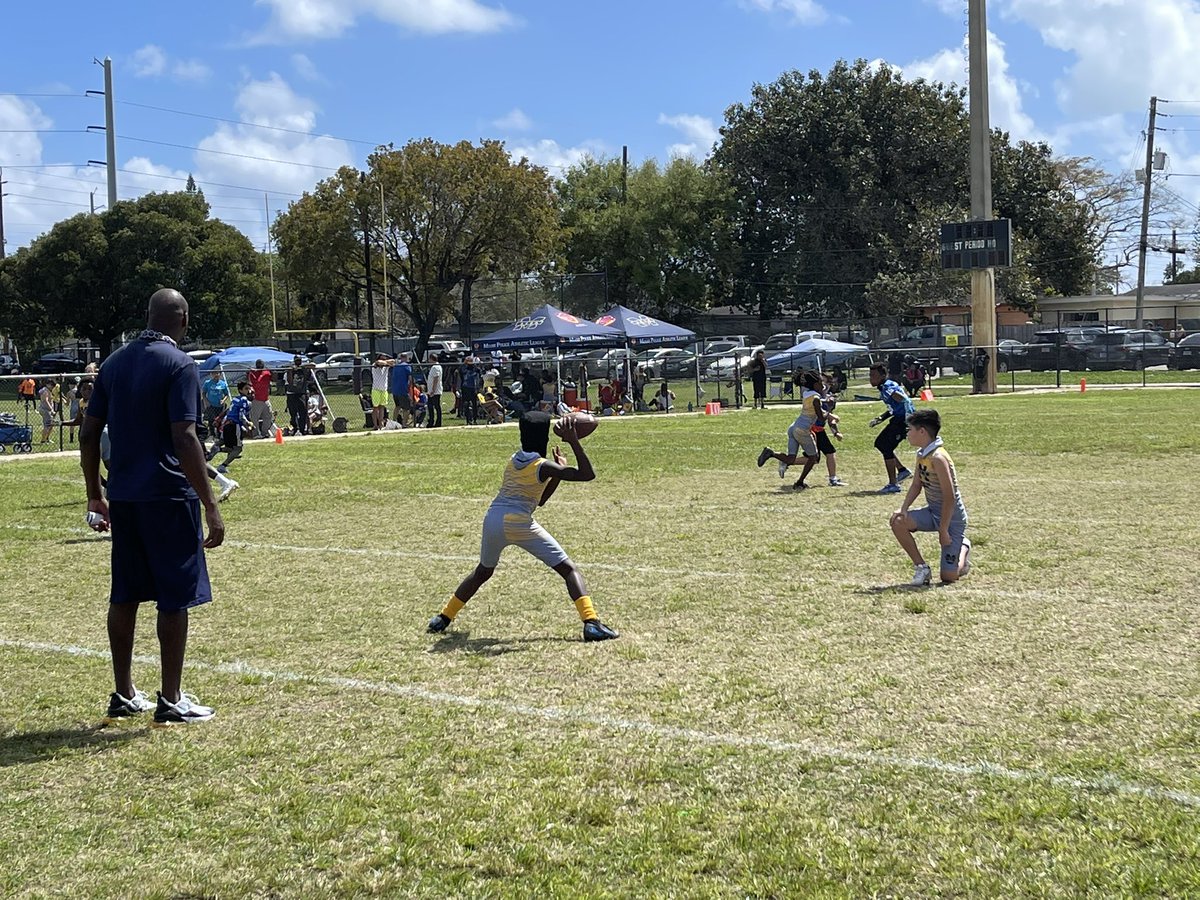 MPD_PAL's tweet photo. Another beautiful day for football 🏈 @CityofMiami @Nationalpal #305Day  #miami https://t.co/o4WdEKksrQ