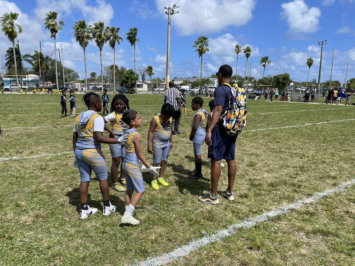 MPD_PAL's tweet photo. Another beautiful day for football 🏈 @CityofMiami @Nationalpal #305Day  #miami https://t.co/o4WdEKksrQ