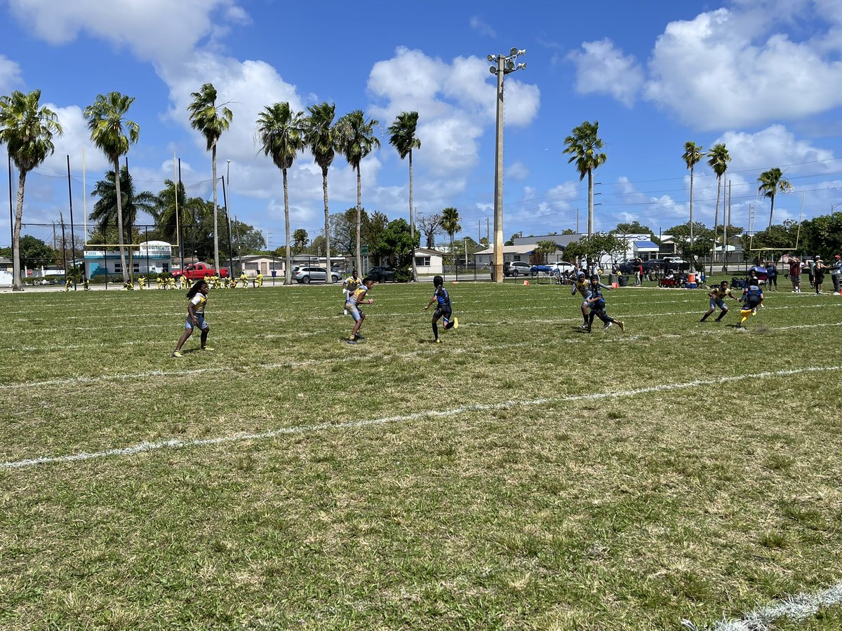 MPD_PAL's tweet photo. Another beautiful day for football 🏈 @CityofMiami @Nationalpal #305Day  #miami https://t.co/o4WdEKksrQ