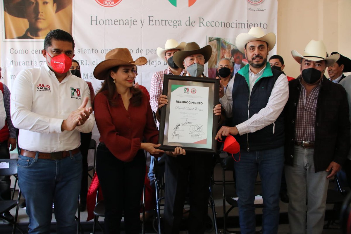 jmvalerapiedras's tweet photo. Nuestro reconocimiento para Don Raciel Vidal Cortés, Dirigente de la Vieja Guardia Agrarista de la CNC, por sus 72 años de militancia y lucha en favor del sector campesino. 

Su trayectoria y esfuerzo son ejemplo de inspiración y compromiso con con nuestro partido. https://t.co/mvTc9vGbie