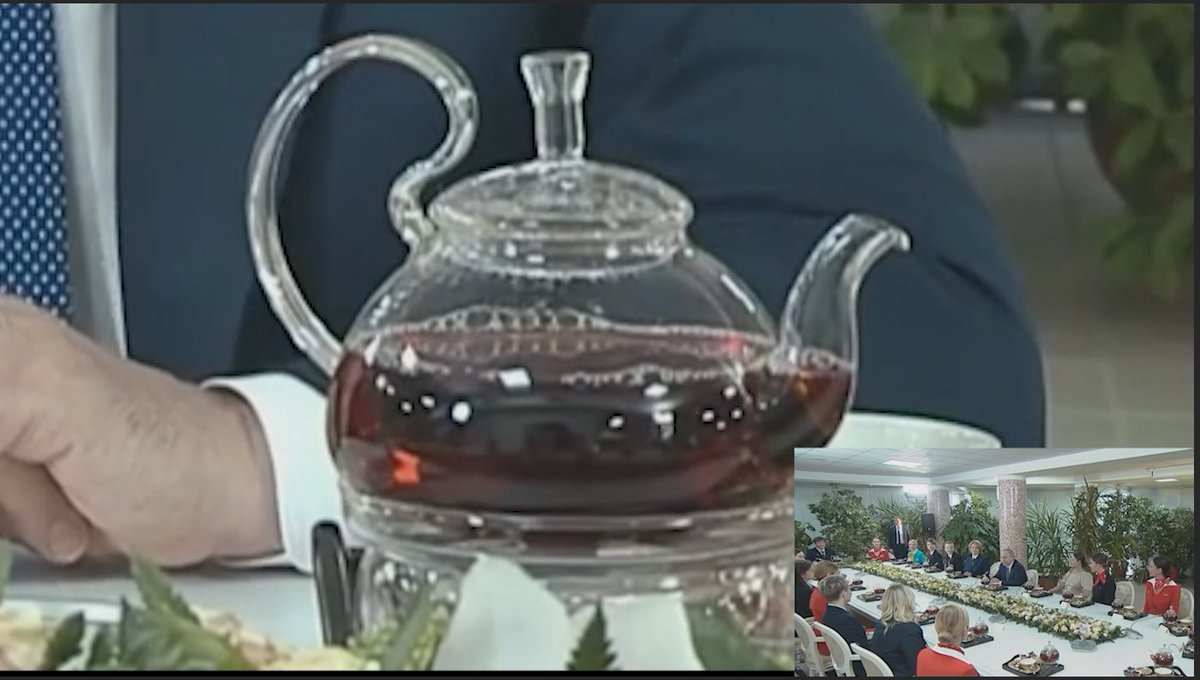 deehomak's tweet image. но и это не так важно, как то, что его предал ЧАЙНИК
этот чайник они поставили настоящий, чтоб как бы взаправду, но он предательски отражает пустой стол