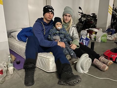 🇺🇦🇷🇺 | GUERRA UCRANIA-RUSIA: El esquiador de estilo libre Oleksandr Abramenko ganó la única medalla de Ucrania en los Juegos Olímpicos de Beijing 2022. Esta noche duerme en un estacionamiento de Kiev con su esposa Alexandra y su hijo de 2 años, Dmitry.