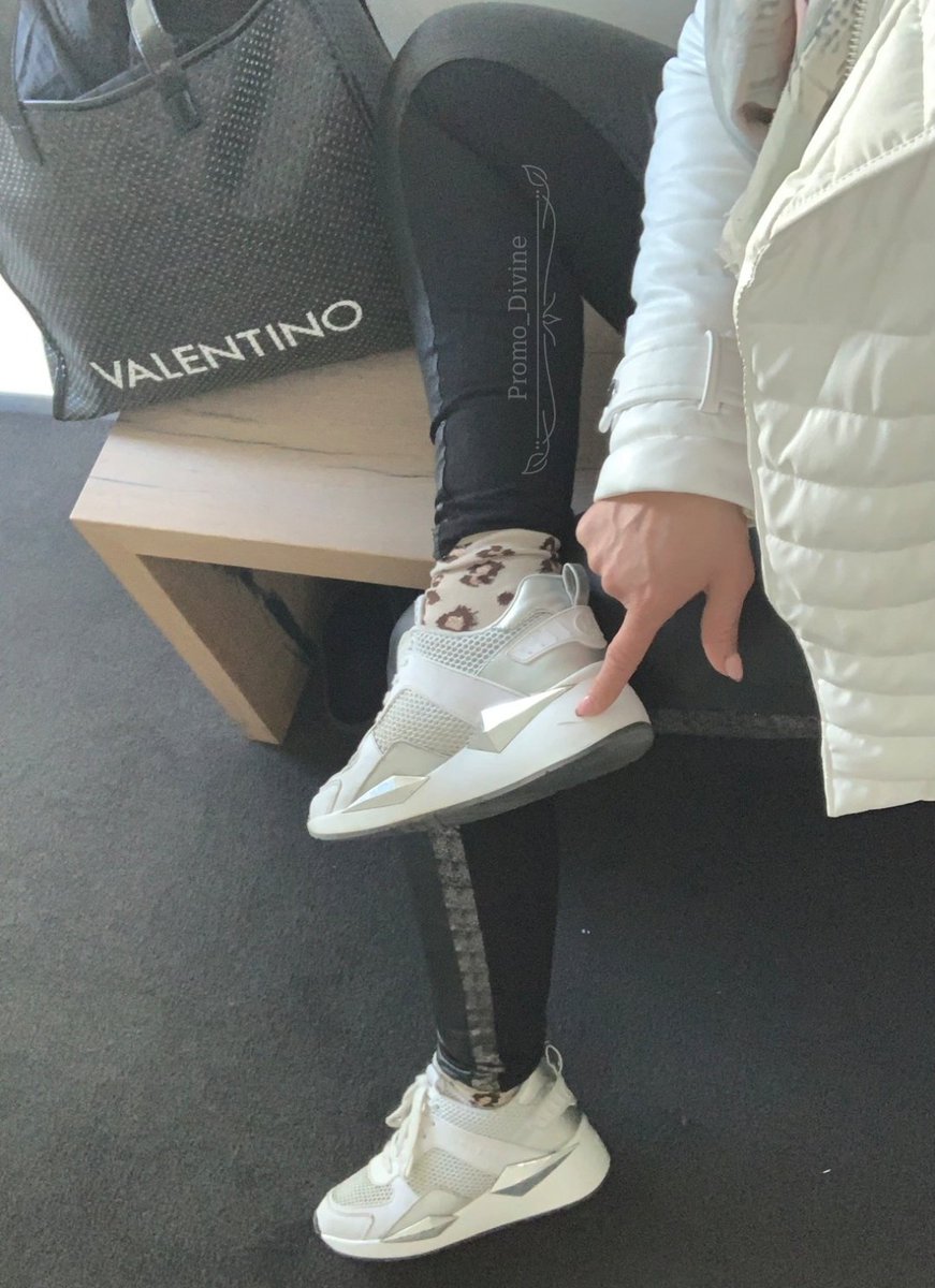 promo_divine's tweet photo. Bei weissen Sneaker muss man besonders aufpassen, dass sie nicht schmutzig werden.

Aber für was habe ich dich? Deine Zunge ist dafür gemacht, meine Schuhe zu säubern! 😈😏

Femdom | Geldherrin | Ulm https://t.co/JgfYh88mUl