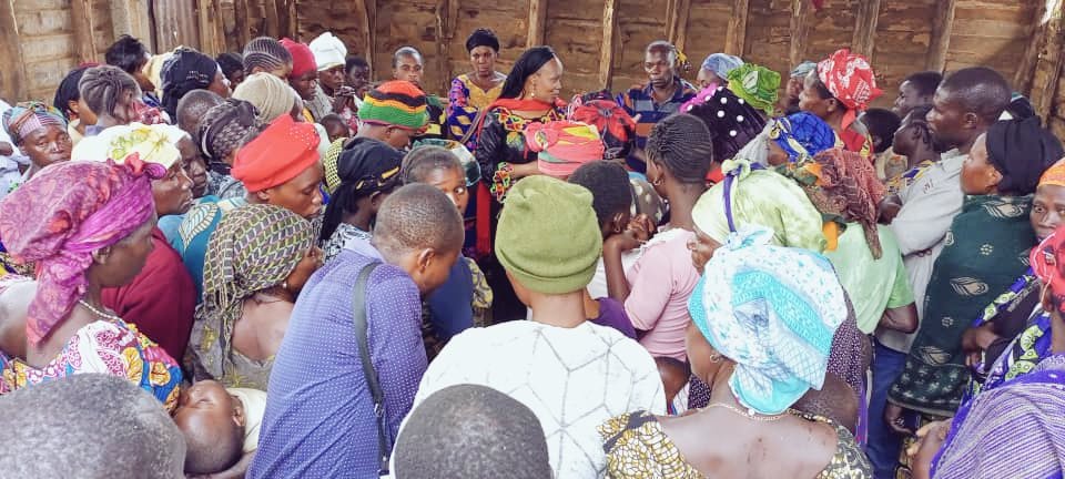 MushobekwaMa's tweet image. A l'écoute de la base. Visite de certains villages dans le groupement de #Luhihi ce samedi. Des échanges avec plusieurs groupes sur les problèmes locaux #SUD_KIVU