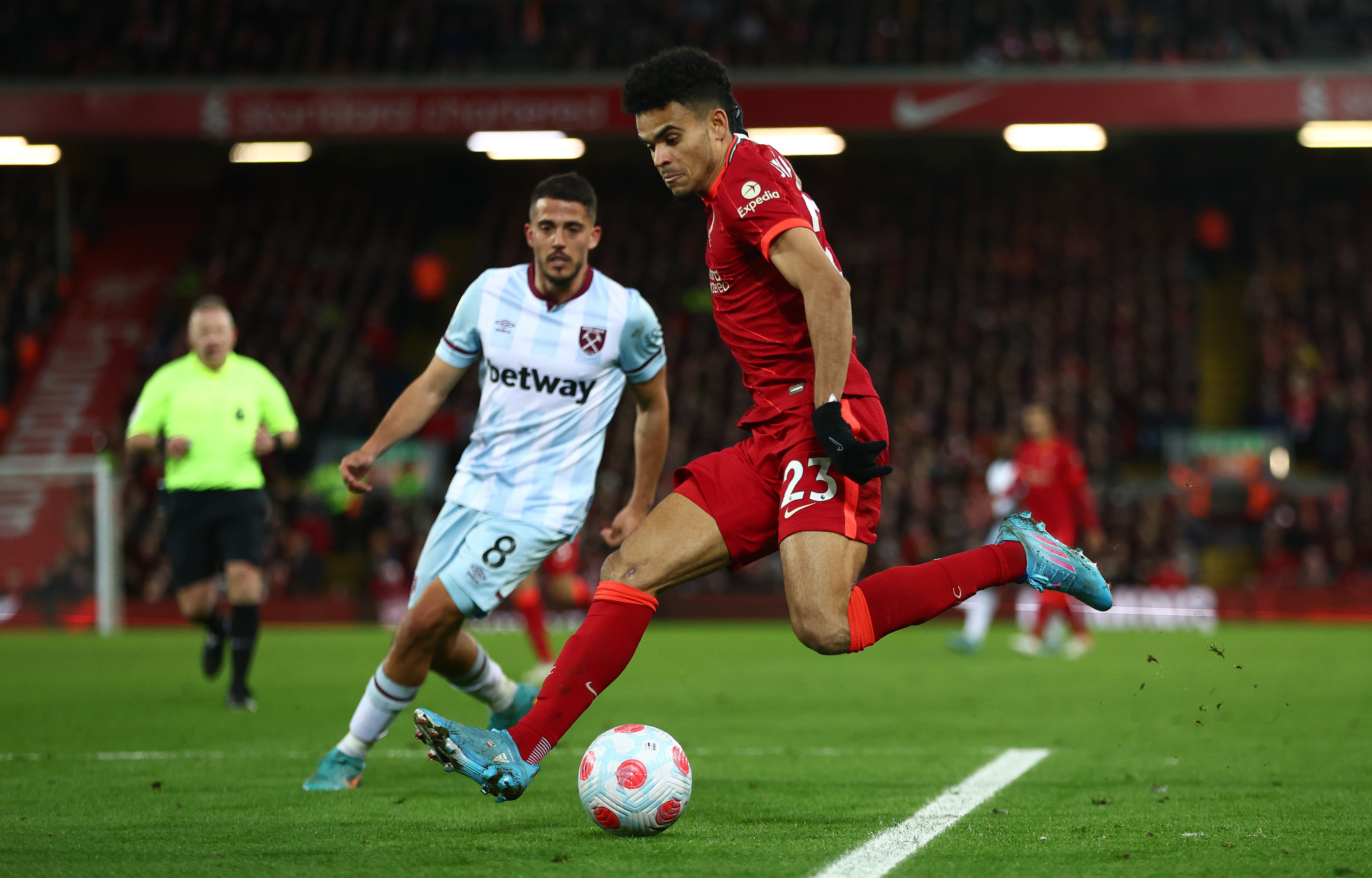 INGLÊS: Luis Díaz marca no final e Liverpool arranca empate com o