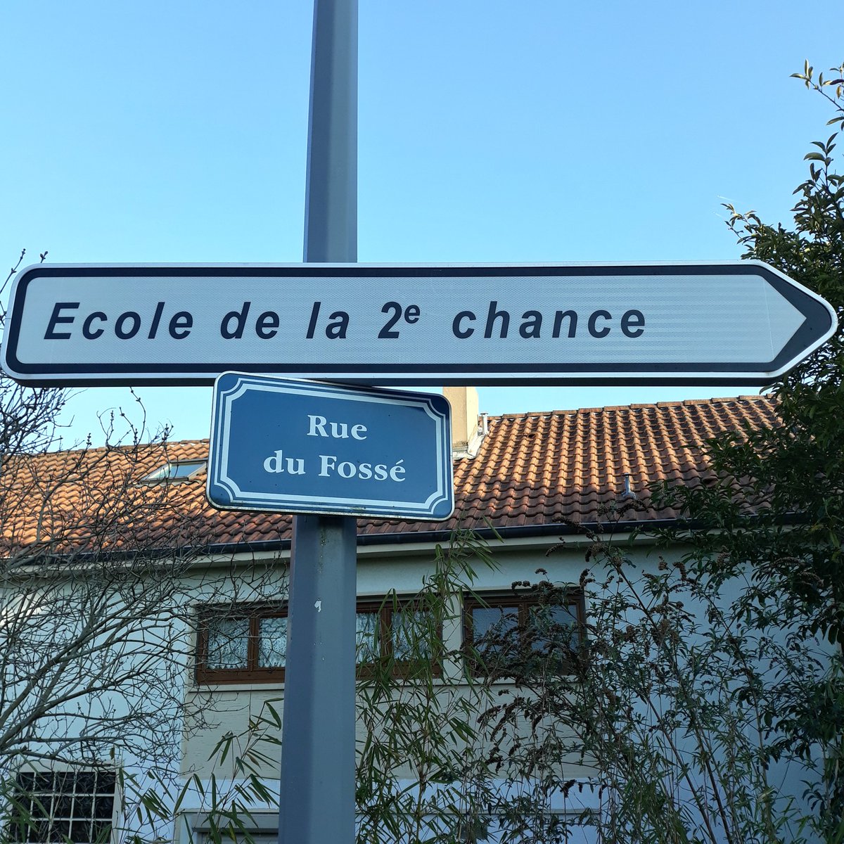 IzazabeilleLux's tweet photo. Rions un peu...suis passée devant ces pancartes cette après-midi et je veux vous en faire profiter ..#2emeChance https://t.co/gykpzkHsKL