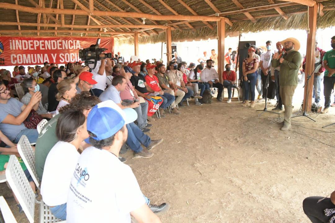 En el marco de su 13º aniversario, envío un abrazo fraterno a las mujeres y hombres que hacen vida en la Comuna "El Maizal". Ustedes son ejemplo de organización y de lucha comunera, en este camino de transición del pueblo al Socialismo Bolivariano del Siglo XXI. ¡Felicitaciones!