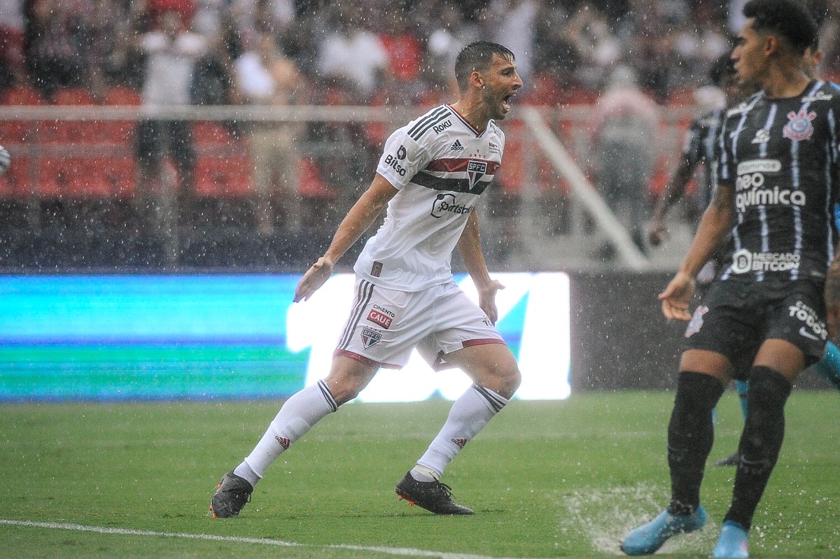 Doentes por Futebol on Instagram: “Faça chuva, faça sol. Toca que ele  guarda. Calleri 💥 São Paulo 1x0 Corinthians ?…