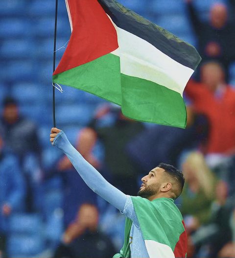 abdelbariatwan's tweet photo. عندما رفع الجزائري الحر رياض محرز علم فلسطين احتفالًا بفوز فريقه ببطولة انكلترا قامت الدنيا ولم تقعد واعطونا دروسا في ضرورة الفصل بين الرياضة والسياسة اليوم رفعوا أعلام اوكرانيا في معظم الملاعب وعلى صدور لاعبين ومعلقين ومشجعين انها قمة الازدواجية والنفاق والله المستعان https://t.co/qzBc2ViqYE