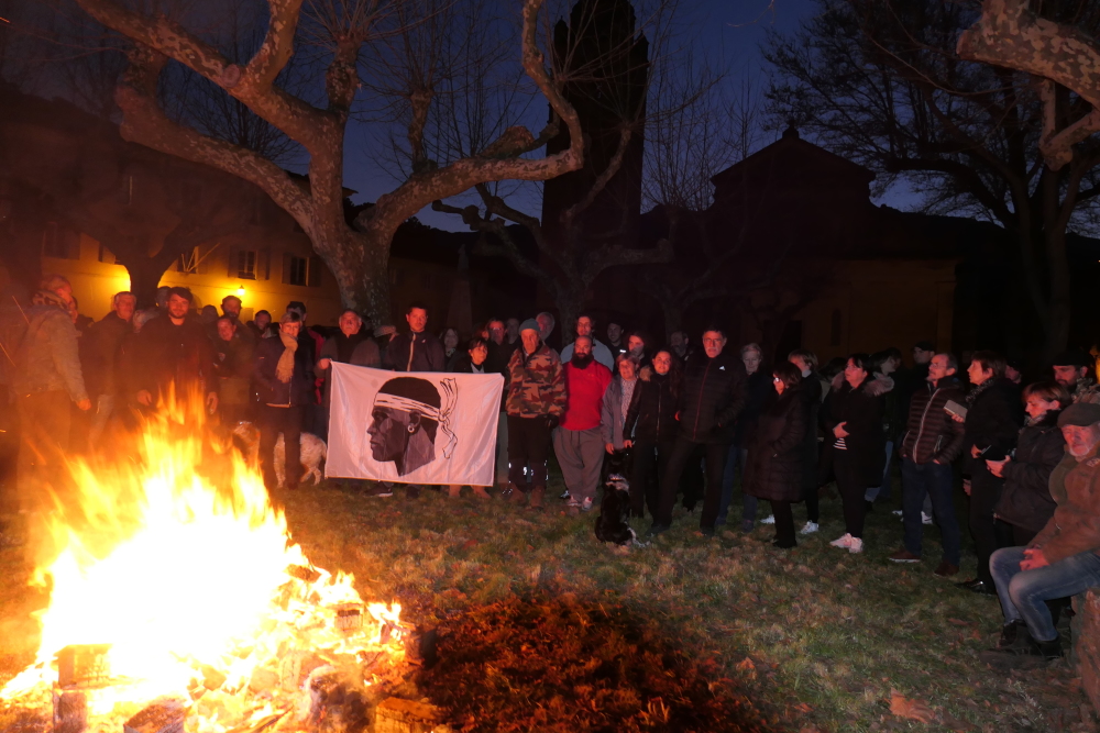 Corse_Matin's tweet photo. Luri : une centaine de personnes rassemblées sur a piazza cumunale en soutien à Yvan Colonna https://t.co/mNXPDLzfqr https://t.co/xYAj0JIVkV