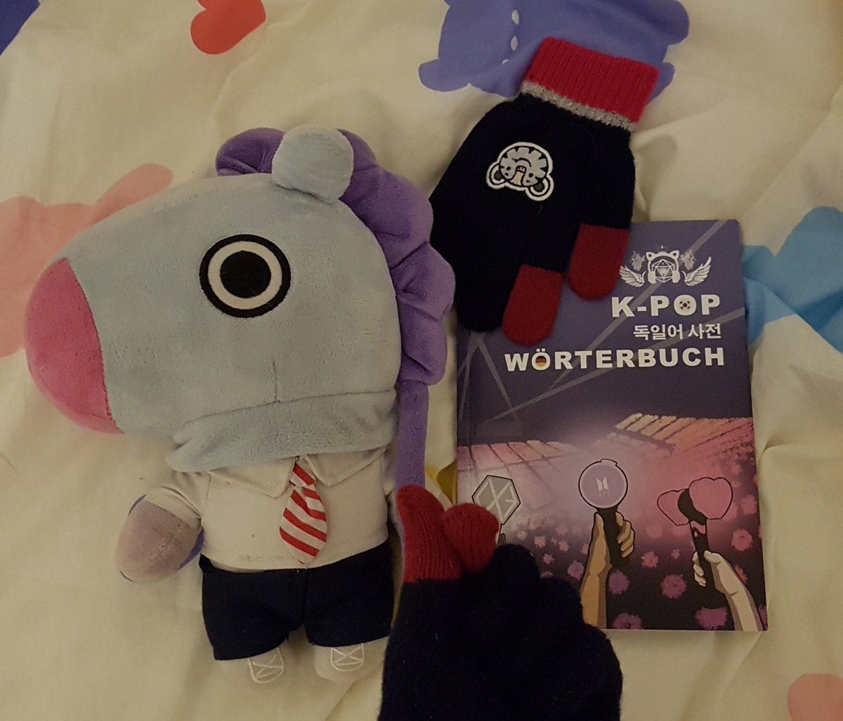 hopes_sun's tweet photo. Das Koreanische Kulturzentrum Berlin @KulturKorea hat ein tolles K-Pop-Wörterbuch rausgebracht, in dem Begriffe wie das Fingerheart erklärt werden, super süß gemacht von echten Fans, sogar mit Aussprache 🇰🇷 😍 Mein Mang von @StasisQuo hat auch noch was gelernt 🤭 #kpopwörterbuch https://t.co/gCWR2SsiCW