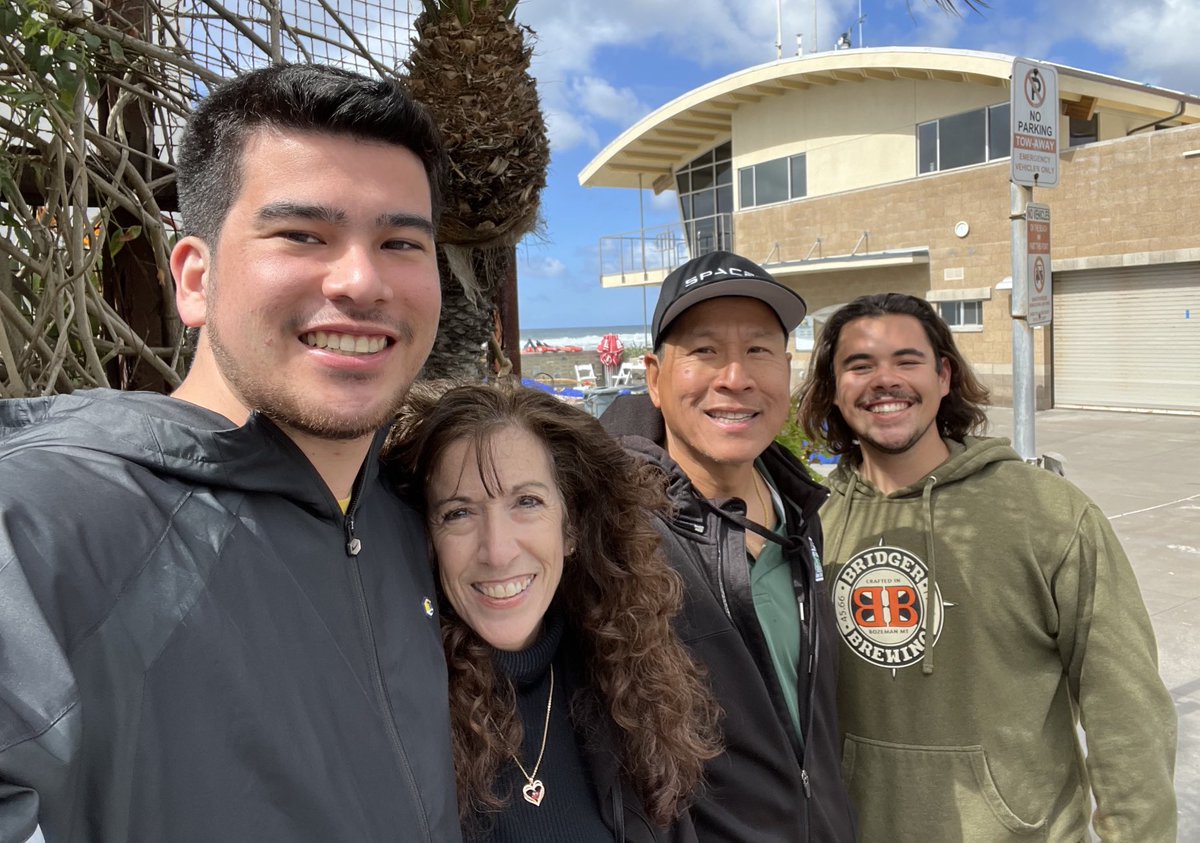 GloriaDTran's tweet photo. Loved having brunch in Del Mar with @tt3_heisman and ⁦@StephenieMags⁩. It was a quick visit but a mom will take what she can get. 💕 My son has awesome friends too! https://t.co/wf32MK10km
