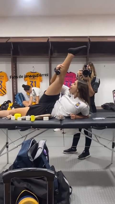 micheltzin96's tweet photo. Jana Gutiérrez levantando la pierna para se la cojan https://t.co/RcY2R37mK3