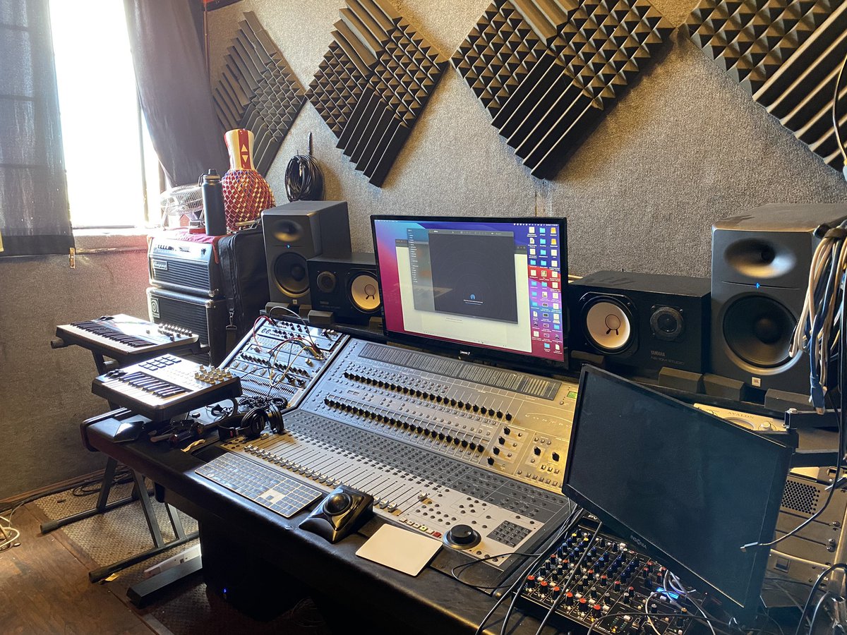 Frogland_io's tweet photo. Check out this frogging RAD set up that the #NotoriousFrog founders of @HiPHOP_GangGang are working off of today for #ScratchTrackSaturday, LIVE and hoppening NOW in the #Frogland discord!! Come on, hop in!! #BuiltByTheCommunity #BUIDL #FrogsLoveArtists https://t.co/CFim41ycbt https://t.co/Zi5XO0nC9N