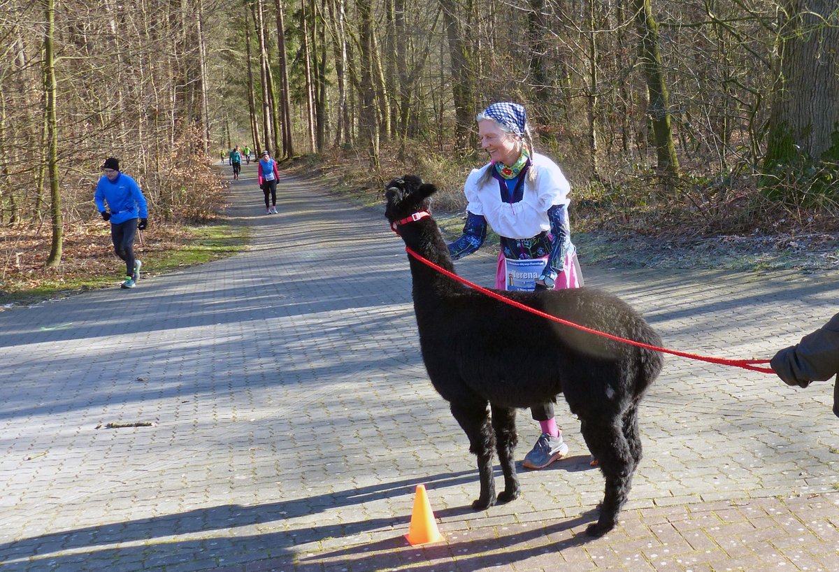 Verena_VIGLi's tweet photo. Streckenposten :-) #laufen für den #zoo #wingst #itterndorf https://t.co/I6N4Sg4aaW