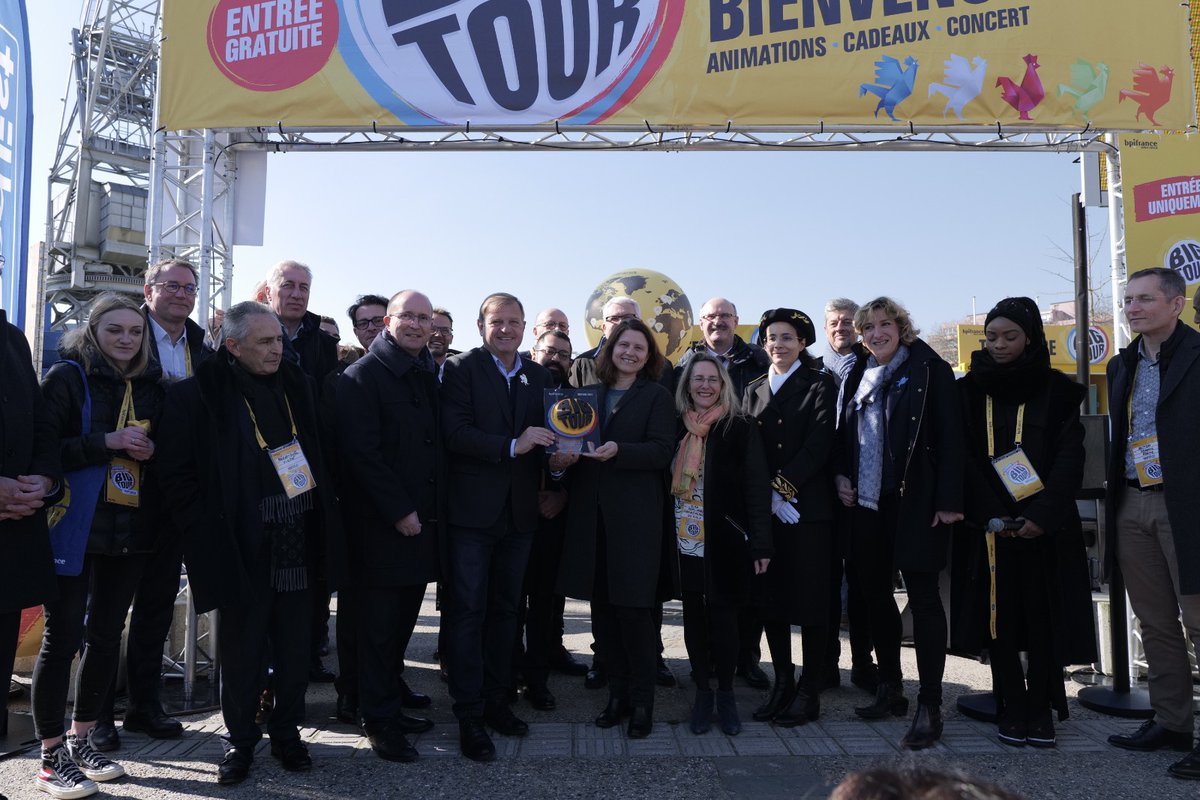 patricebegay's tweet photo. Le coeur et l’âme des #entreprises en @regiongrandest sont la créativité et l’innovation en démonstration sur le #BigTour Que la fête fût belle du matin au soir, plus de 3M de personnes touchées en physique et en digital, pour cette première de 2022 à @strasbourg. https://t.co/MOn7shDqSz