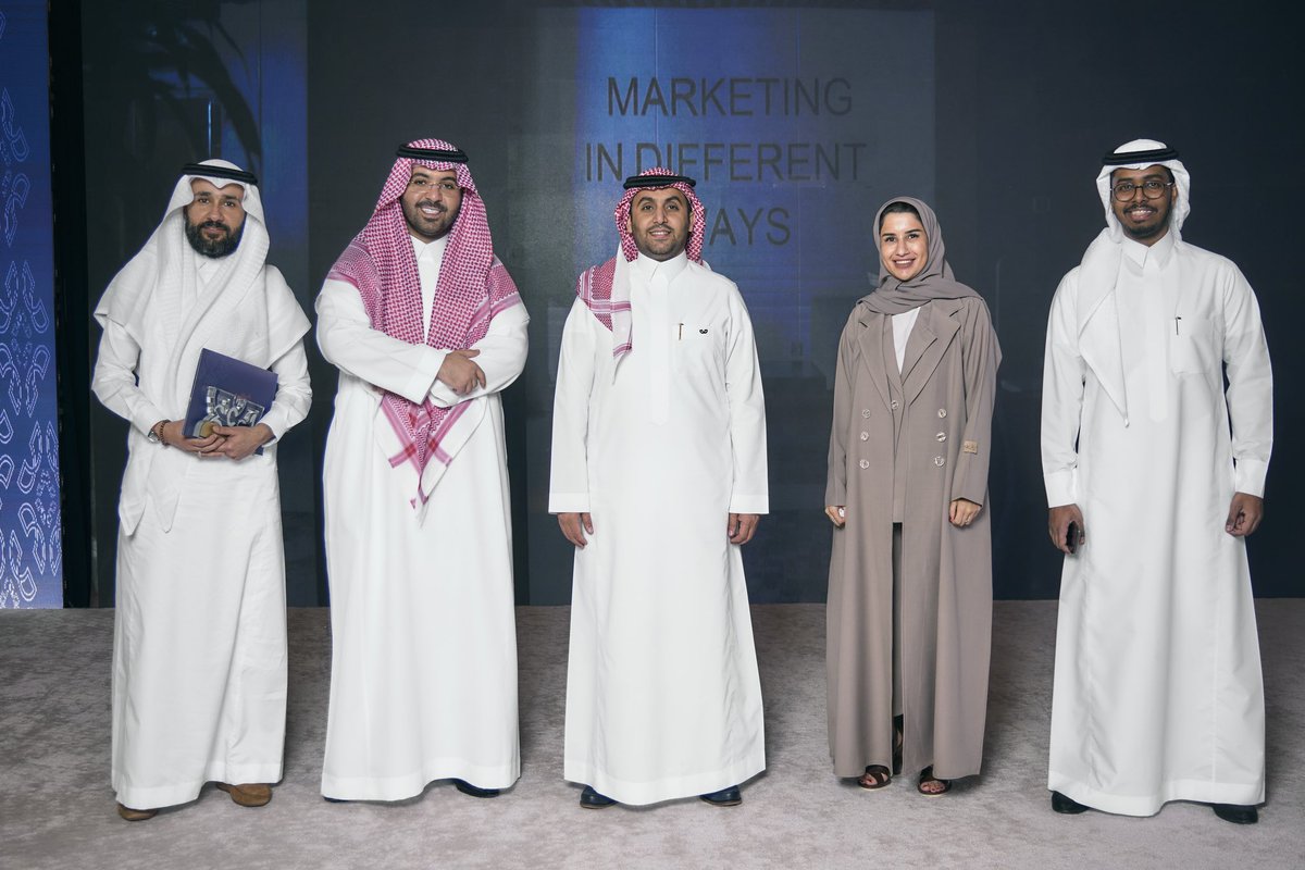 "حفل <a href="/ways/">Ways | ويـز</a> السنوي للعام ٢٠٢١"
كنت التقي بكل شخص كجزء من هالعائلة الجميلة واشوف في عيونهم الفرح ونشوة النجاح بعد سنه كانت حافلة،💙👏
 واتذكر في نفس اللحظة  نفس العيون خلال عام ٢٠٢١ متحمسه، مجتهده، حريصه، متفانيه، مُتعبه.. الخ..

فـ الحمد لله رب العالمين 🤲