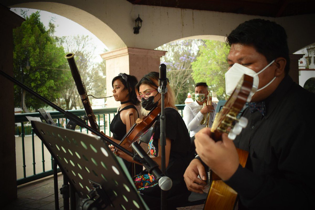 GobCoacalco2022's tweet photo. Para reforzar la identidad de nuestro municipio, a través de la Dirección de Educación y Cultura, se llevaron a cabo diversas actividades como declamación de poesía, música y develación de murales que embellecen la Casa de Cultura “Calmecac”.🌄 https://t.co/UzGzlEdAEc