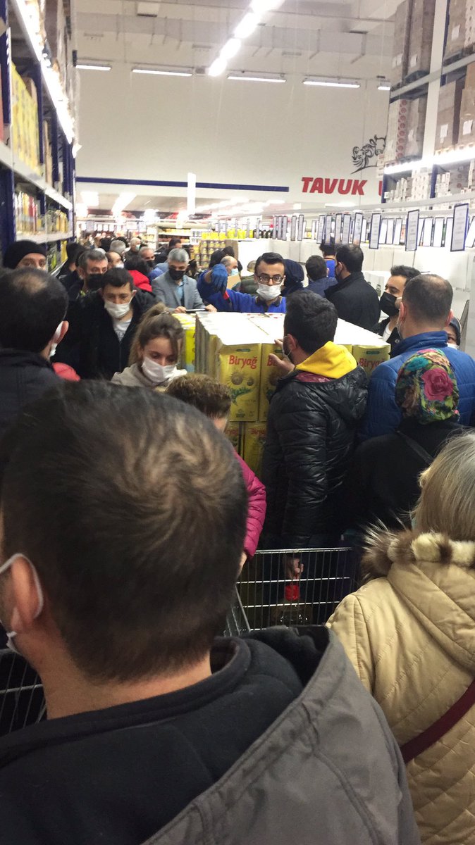 Eskiden tüp kuyruğu vardı, "Siz ne biliyorsunuz"? diyenlerin gözüne sokmak istiyorum bu fiyatları. Yağ kuyruğunu, yağ stoğunu yaptıklarınıda gördük. Millet bir teneke yağ için birbirine giriyor. Biz çok şey gördük, ama siz hala göremediniz... Yazıklar olsun!
 #YağFiyatları