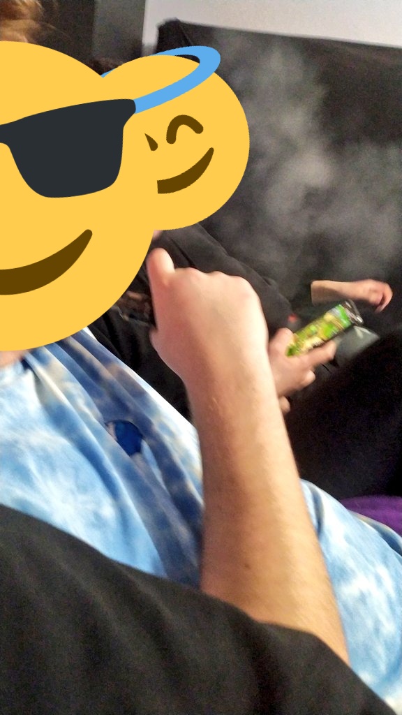 gomolak123's tweet photo. Dzis nasz kolega @KrystianKoxPL ma urodziny. Pijemy zubrowke za jego zdrowie. Sto lat zycia i dwiescie picia!1!1! #urodziny #wodka https://t.co/GFR0be7I0t